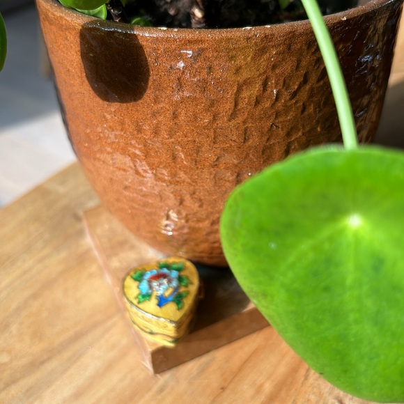 Petite Cloisonné heart shaped trinket box hand painted with flowers and etched - Picture 5 of 7